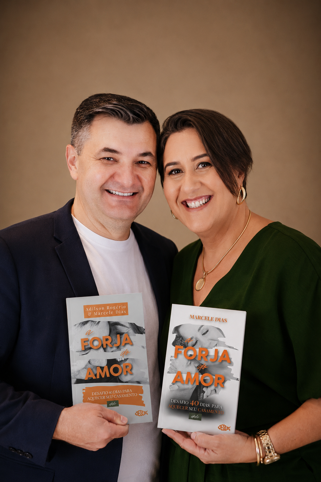 Pr. Adilson Rogério e Psi. Marcele Dias com os livros A Forja do Amor